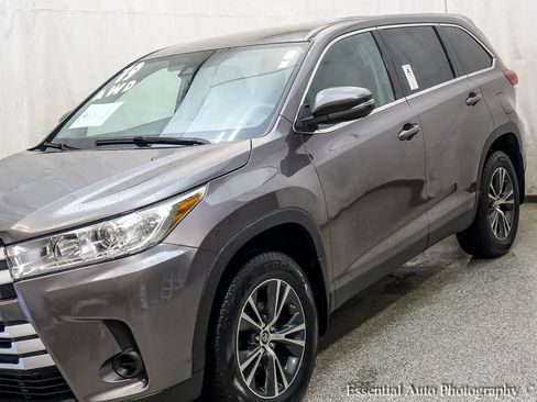Used 2019 Toyota Highlander LE AWD/4WD image 5
