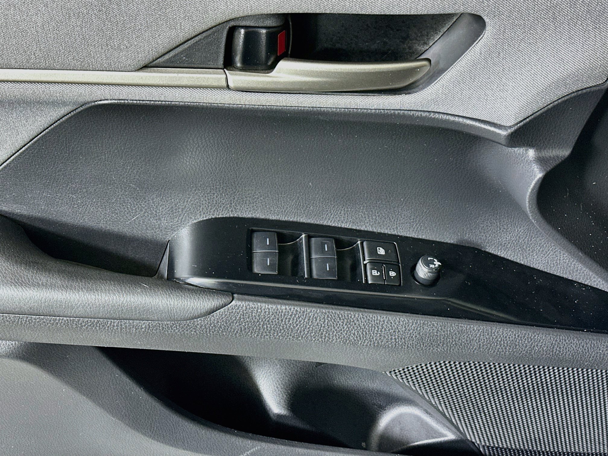 Used 2025 Toyota Camry LE w/ Convenience Package FWD image 14