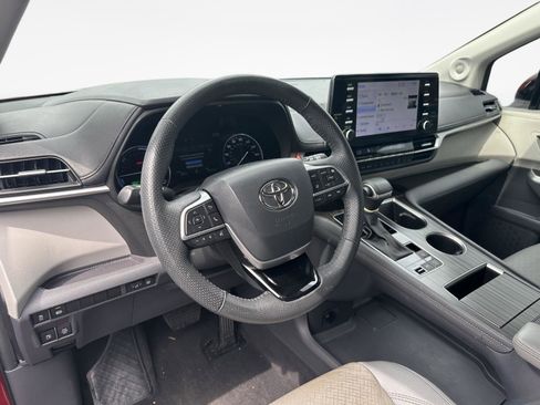 Used 2023 Toyota Sienna Limited image 11