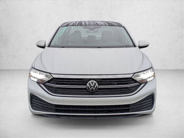 Used 2024 Volkswagen Jetta SE w/ Panoramic Sunroof Package FWD image 2