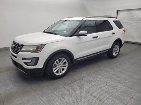 Used 2017 Ford Explorer XLT w/ Equipment Group 202A FWD image 2