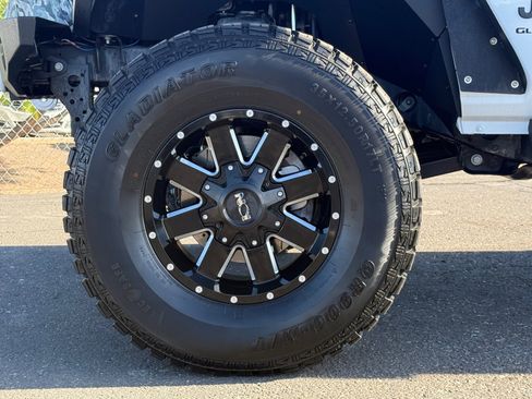 Used 2023 Jeep Gladiator Sport image 9