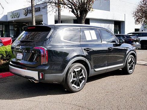 Used 2023 Kia Telluride EX w/ EX Captain's Chair Package image 8