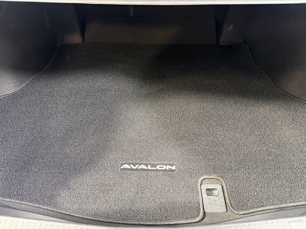 Used 2021 Toyota Avalon XLE w/ Carpet Mat Package (TMS) FWD image 16