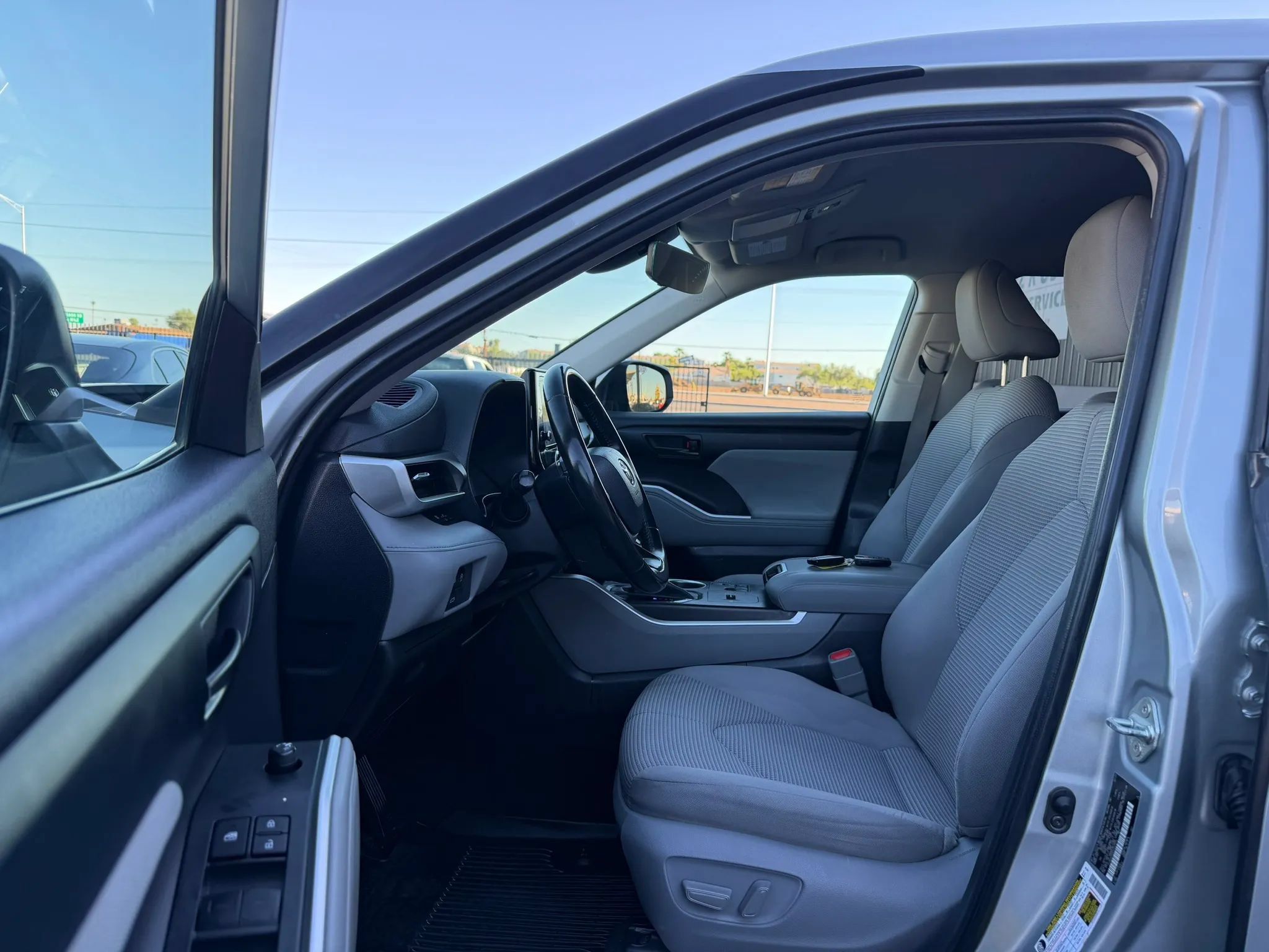 Used 2023 Toyota Highlander LE FWD image 19