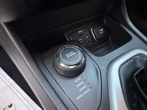 Used 2015 Jeep Cherokee Latitude w/ Comfort/Convenience Group image 12