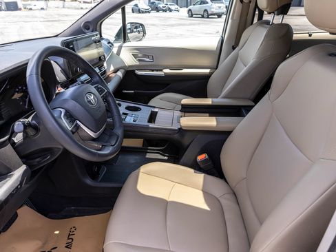 Used 2022 Toyota Sienna XLE w/ XLE Plus Package FWD image 32