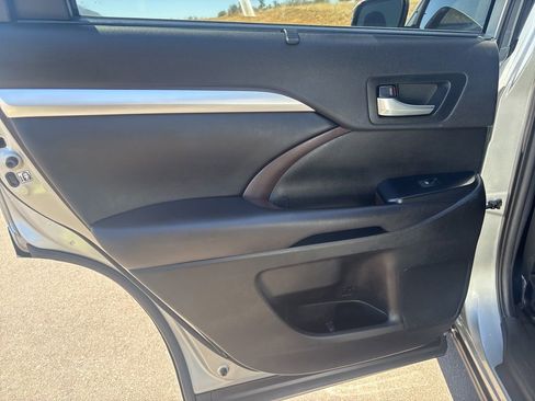 Used 2019 Toyota Highlander XLE AWD/4WD image 13