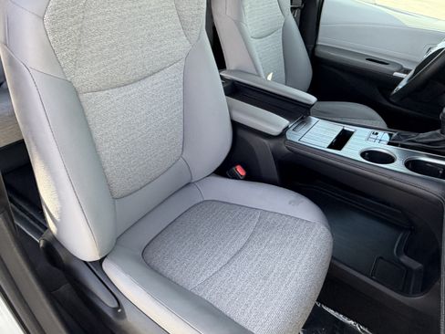 Certified 2025 Toyota Sienna LE FWD image 11