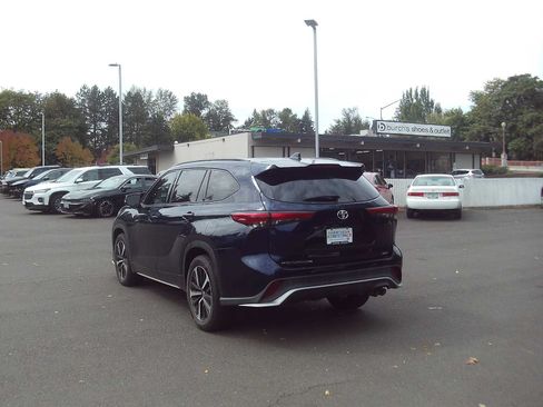 Used 2021 Toyota Highlander XSE FWD image 3