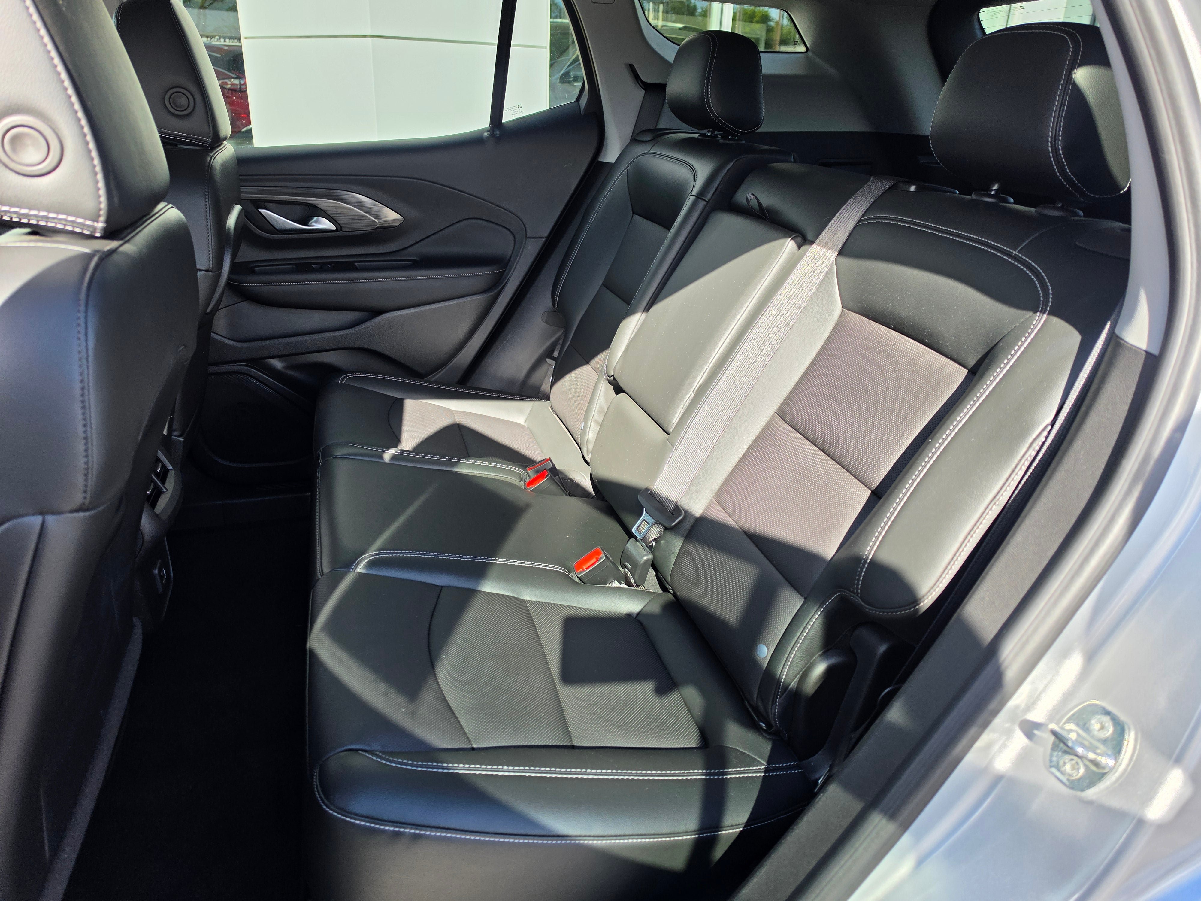 Used 2022 GMC Terrain SLT w/ Tech Package FWD image 11