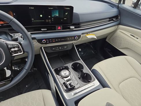 New 2026 Kia Carnival EX image 22