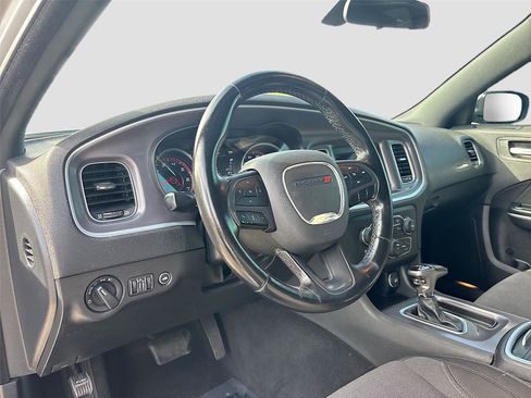 Used 2019 Dodge Charger SXT image 10