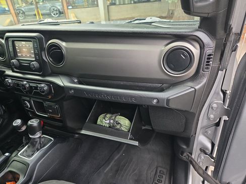 Used 2021 Jeep Wrangler Sport image 31