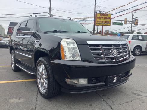 Used 2011 Cadillac Escalade Luxury image 1