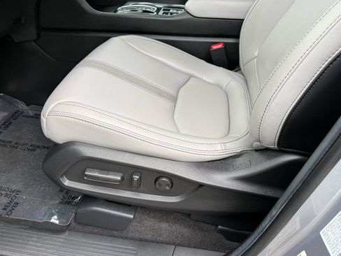 Certified 2025 Honda Pilot Touring image 14