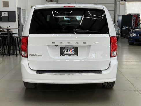 Used 2019 Dodge Grand Caravan SE FWD image 3