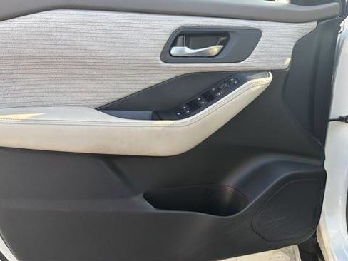 Used 2023 Nissan Rogue SV image 17