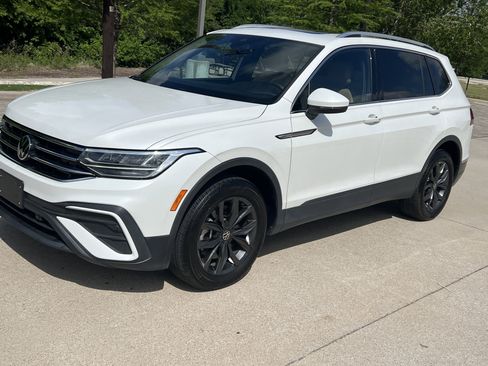 Used 2023 Volkswagen Tiguan SE w/ Panoramic Sunroof Package image 5