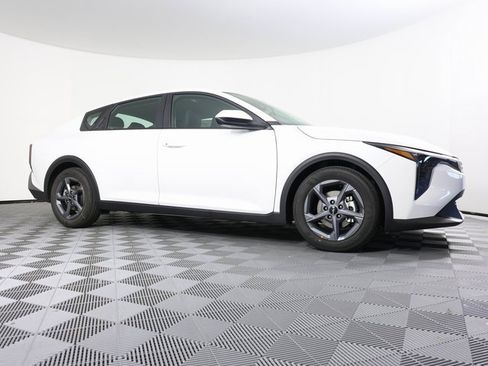 Certified 2025 Kia K4 LXS image 3