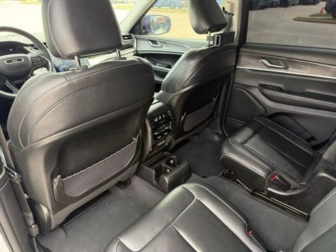 Used 2023 Jeep Grand Cherokee L Limited w/ Black Appearance Package AWD/4WD image 21