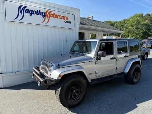 Used 2013 Jeep Wrangler Unlimited Sahara w/ Connectivity Group AWD/4WD image 14