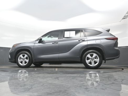 Used 2024 Toyota Highlander LE image 29