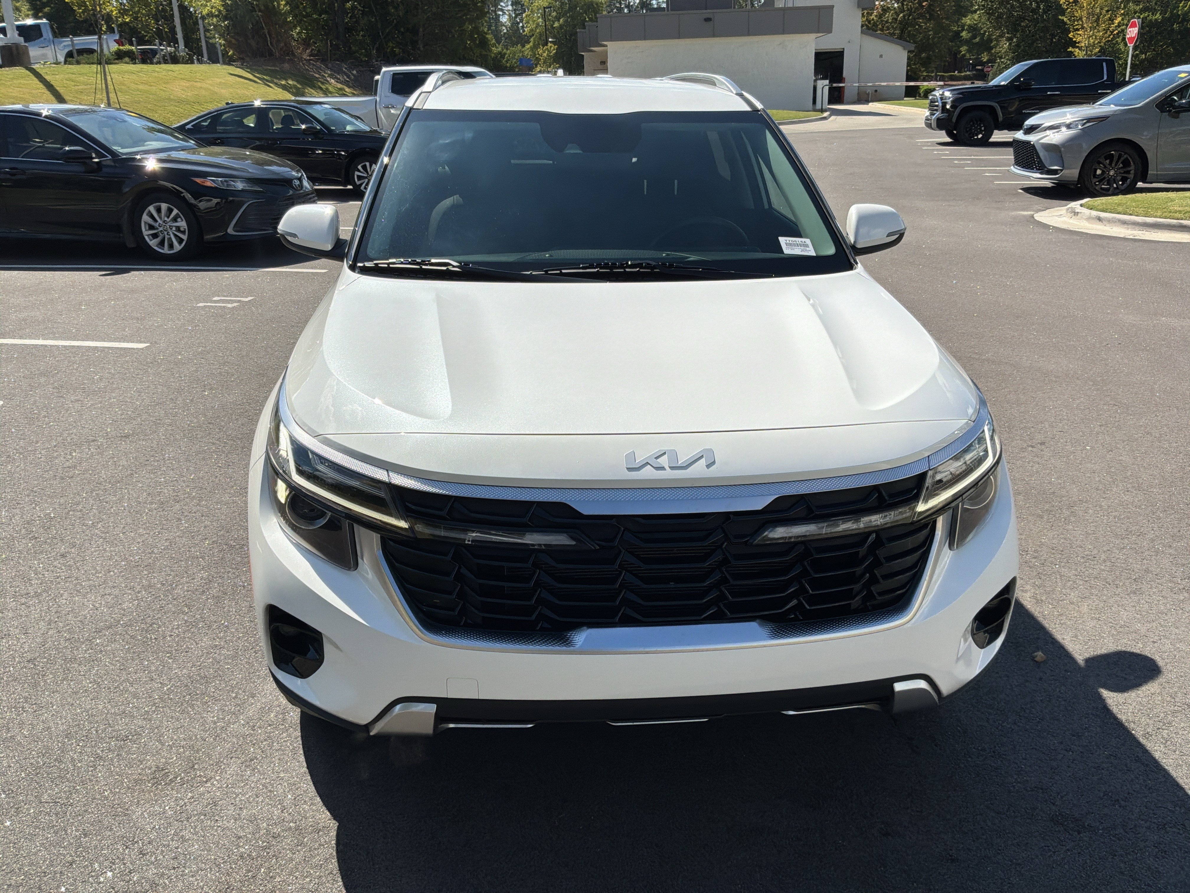 Used 2024 Kia Seltos EX FWD image 3