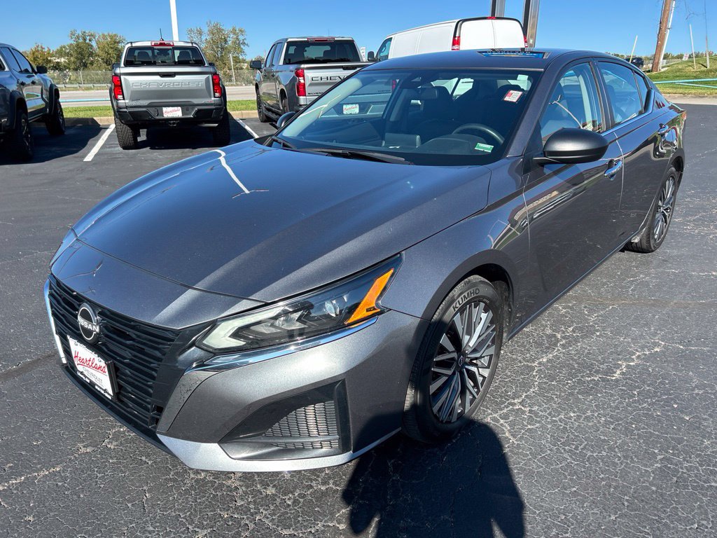 Used 2024 Nissan Altima 2.5 SV FWD image 9