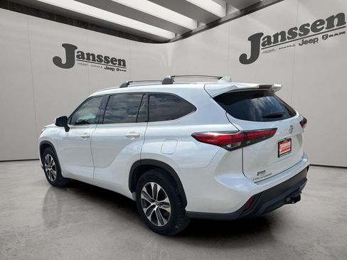 Used 2020 Toyota Highlander XLE FWD image 2