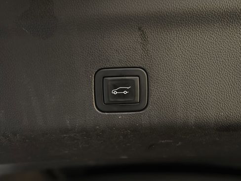 Used 2024 GMC Yukon XL Denali image 43