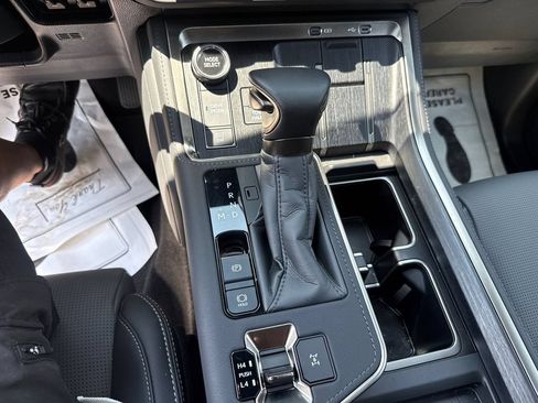 Used 2026 Lexus GX 550 w/ Accessory Package (2T) AWD/4WD image 28