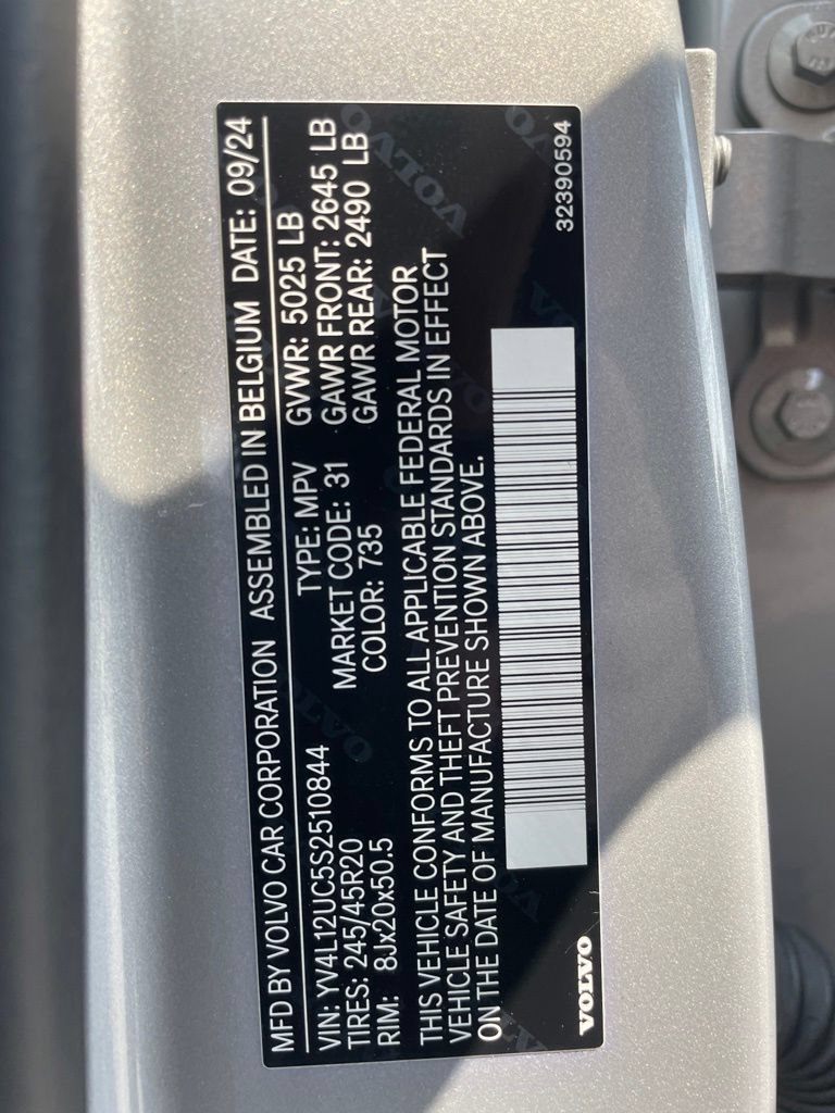 Certified 2025 Volvo XC40 B5 Plus AWD/4WD image 29