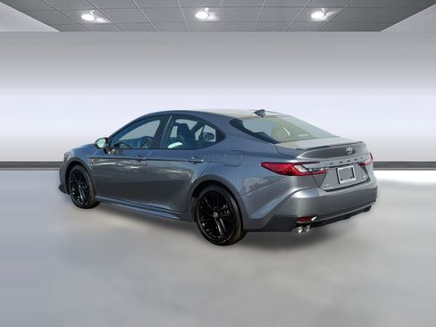 Used 2025 Toyota Camry SE image 3