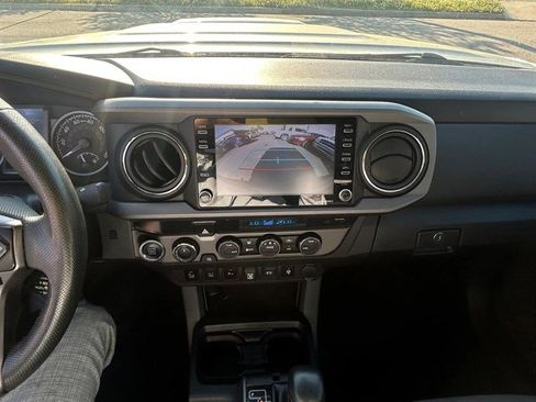 Used 2022 Toyota Tacoma TRD Sport w/ Technology Package image 10
