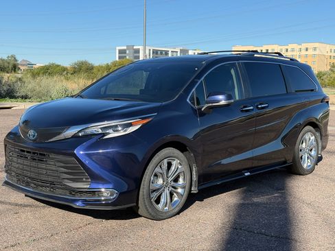 Used 2022 Toyota Sienna Platinum image 2
