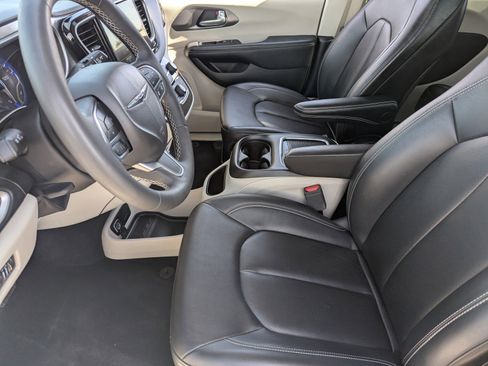 Used 2024 Chrysler Pacifica Touring-L image 27