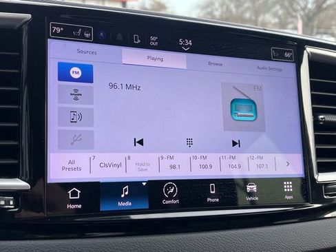 Used 2023 Chrysler Pacifica Touring-L image 28