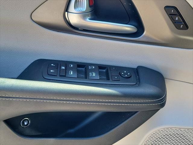 Used 2023 Chrysler Pacifica Touring-L FWD image 17