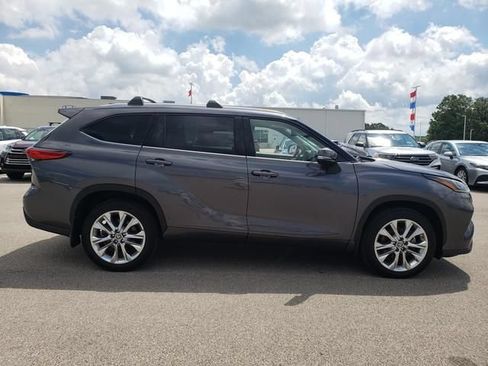 Used 2022 Toyota Highlander Limited AWD/4WD image 4