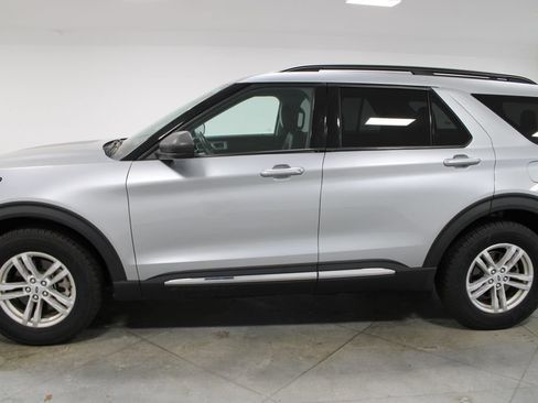 Used 2023 Ford Explorer XLT w/ Equipment Group 202A AWD/4WD image 6