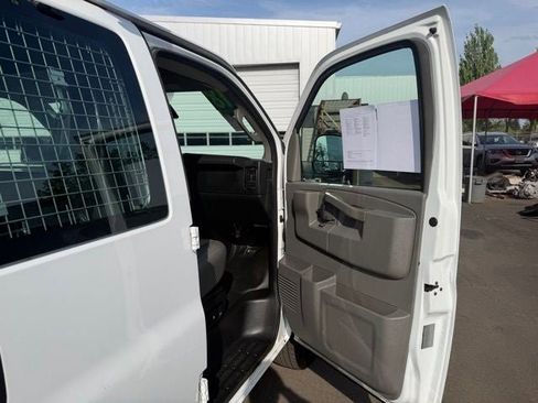 Used 2018 Chevrolet Express 2500 w/ Driver Convenience Package RWD image 13