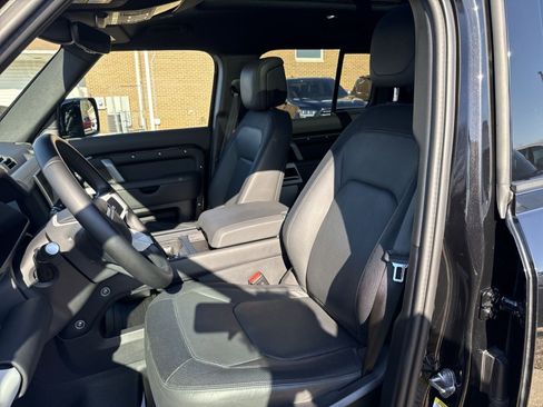 Used 2024 Land Rover Defender 130 X-Dynamic SE image 12