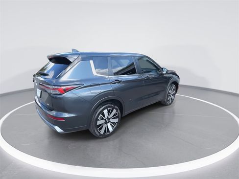 New 2025 Mitsubishi Outlander SE image 2