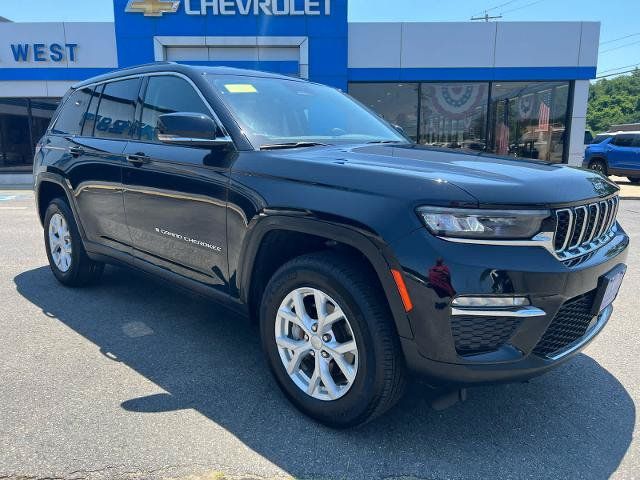 Used 2023 Jeep Grand Cherokee Limited w/ Trailer Tow Prep Group (B) AWD/4WD image 3