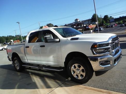 Certified 2026 RAM 2500 Big Horn AWD/4WD image 9