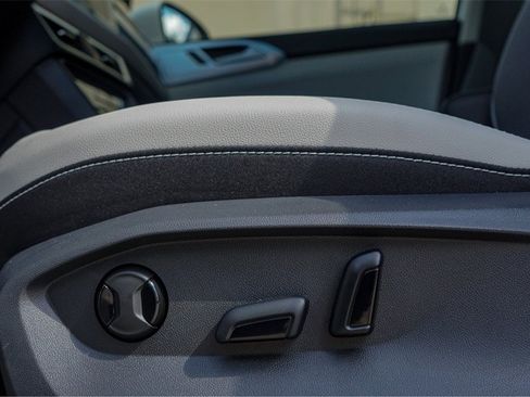New 2025 Volkswagen Taos SE image 18