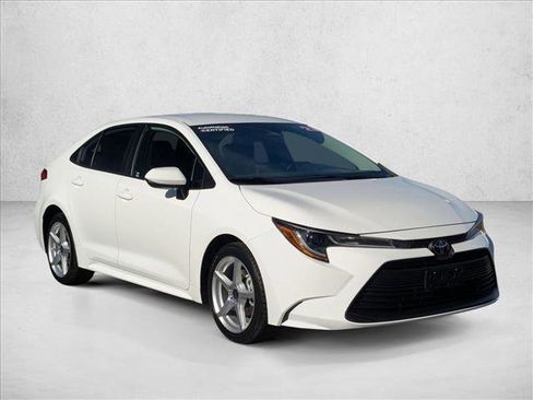 Used 2023 Toyota Corolla LE image 3