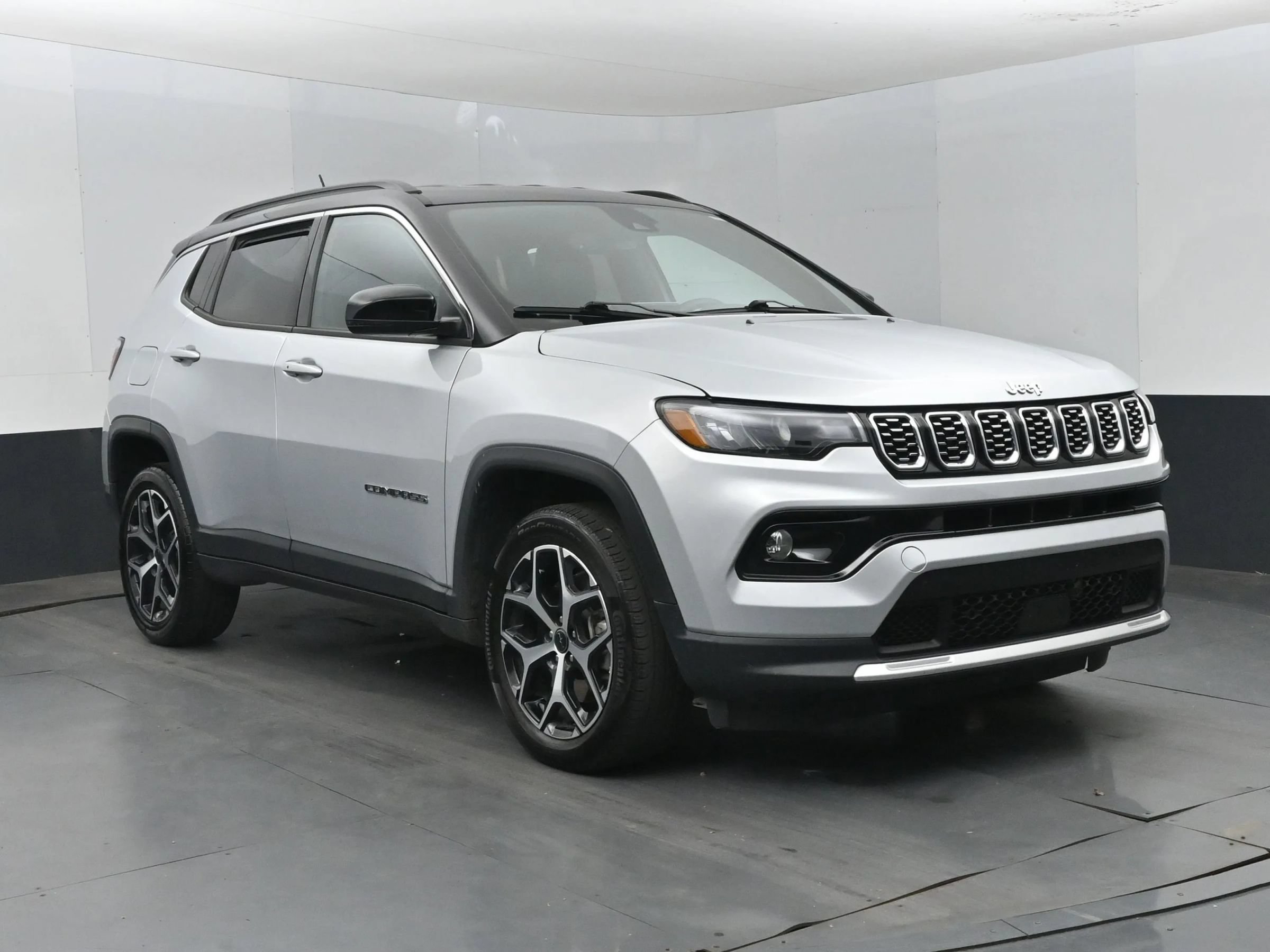 Used 2025 Jeep Compass Limited AWD/4WD image 2