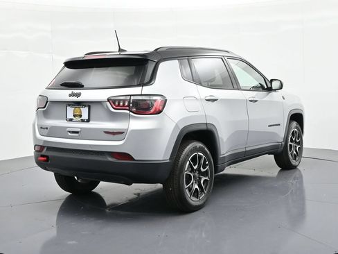 Used 2025 Jeep Compass Trailhawk AWD/4WD image 5